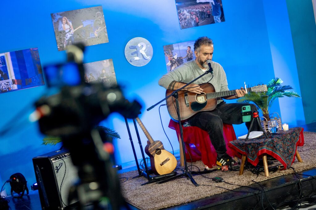 El músico Fernando Milagros durante su clase en Valparaíso. Foto: Juan Guajardo.
